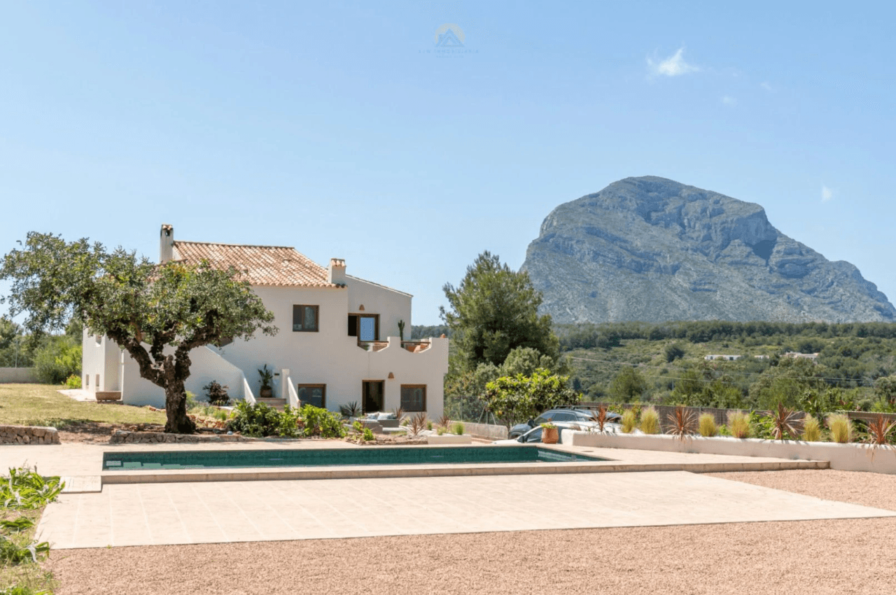 MEDITERRANE VILLA IN EXKLUSIVER LAGE VON JÁVEA – KOMPLETT RENOVIERT 2025