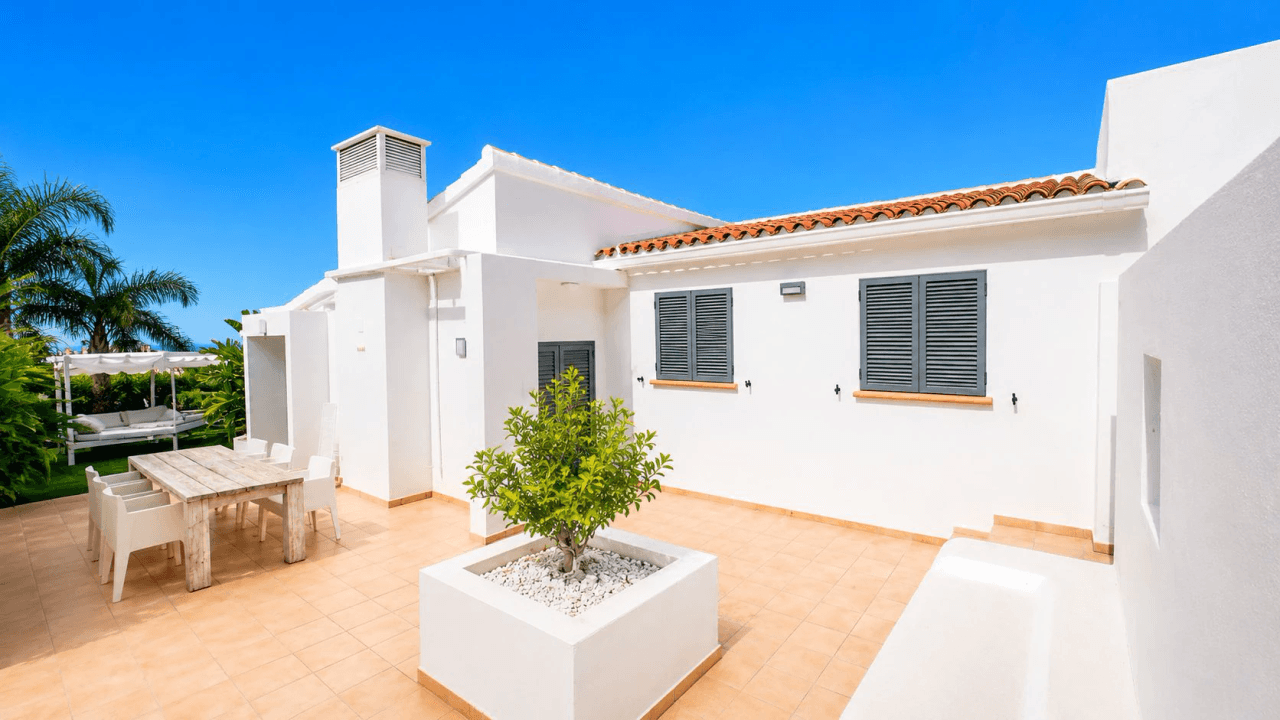 Moderne Villa im Ibiza-Stil mit unverbaubarem Meerblick – Ein Zuhause für höchste Ansprüche