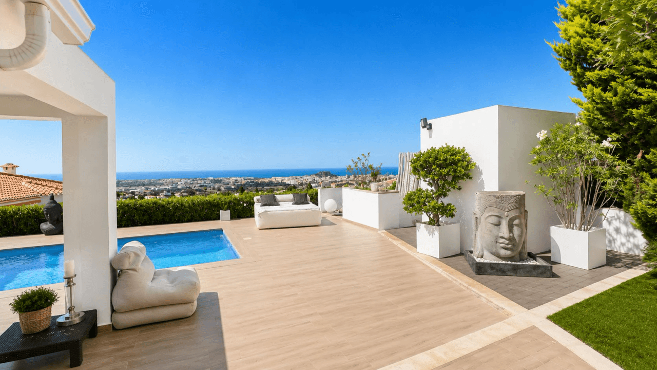 Moderne Villa im Ibiza-Stil mit unverbaubarem Meerblick – Ein Zuhause für höchste Ansprüche