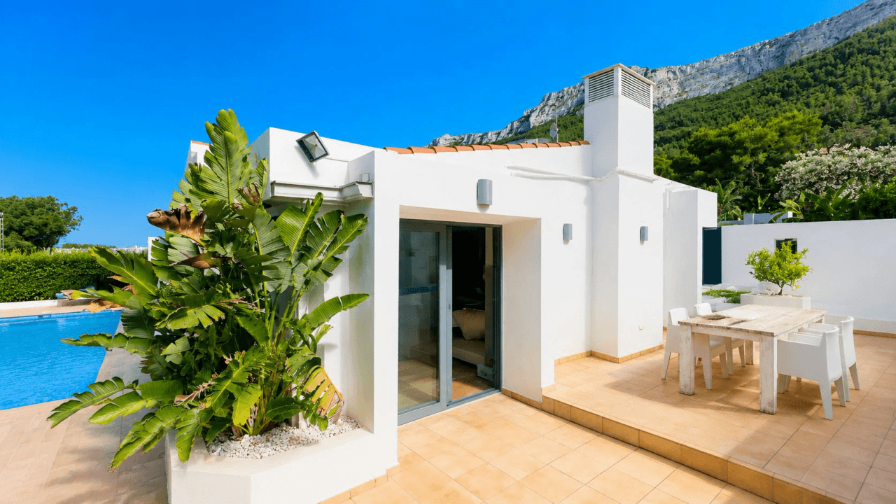 Moderne Villa im Ibiza-Stil mit unverbaubarem Meerblick – Ein Zuhause für höchste Ansprüche