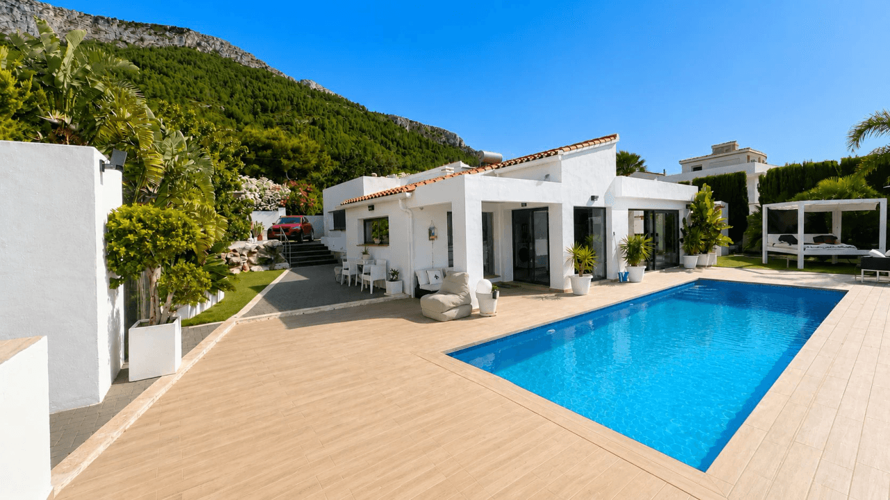 Moderne Villa im Ibiza-Stil mit unverbaubarem Meerblick – Ein Zuhause für höchste Ansprüche