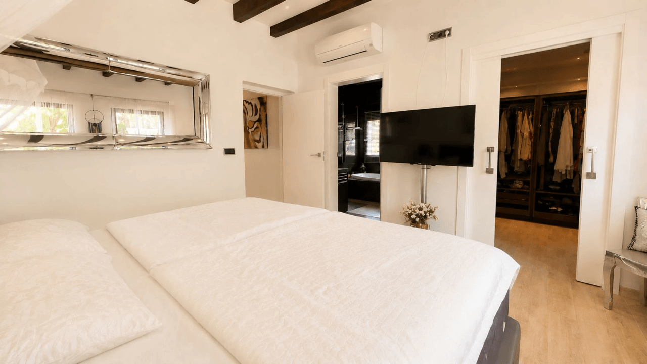 Moderne Villa im Ibiza-Stil mit unverbaubarem Meerblick – Ein Zuhause für höchste Ansprüche