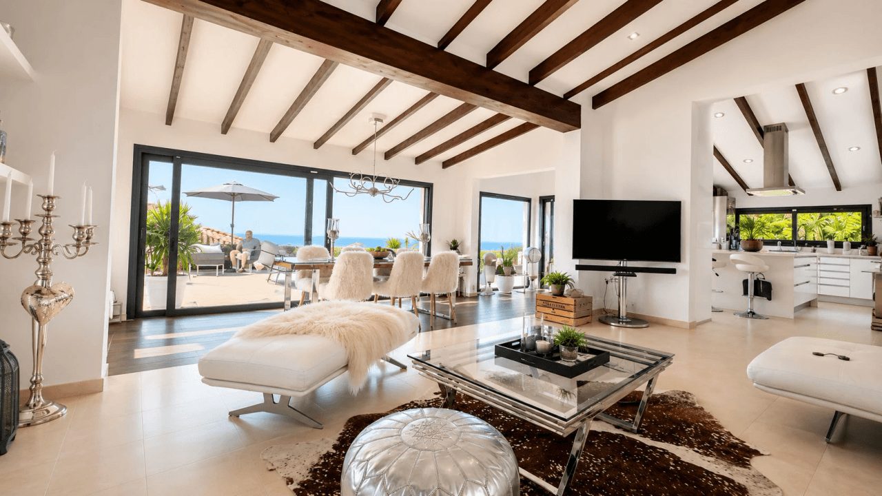 Moderne Villa im Ibiza-Stil mit unverbaubarem Meerblick – Ein Zuhause für höchste Ansprüche