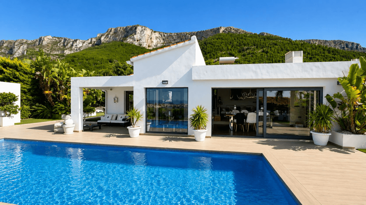 Moderne Villa im Ibiza-Stil mit unverbaubarem Meerblick – Ein Zuhause für höchste Ansprüche