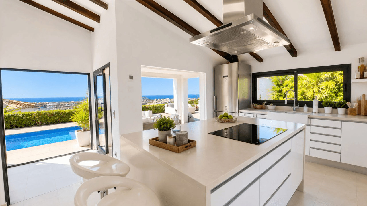 Moderne Villa im Ibiza-Stil mit unverbaubarem Meerblick – Ein Zuhause für höchste Ansprüche