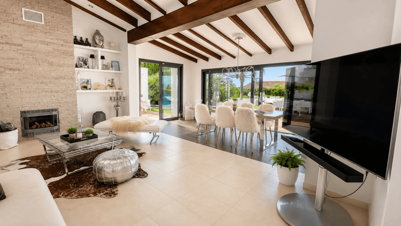 Moderne Villa im Ibiza-Stil mit unverbaubarem Meerblick – Ein Zuhause für höchste Ansprüche