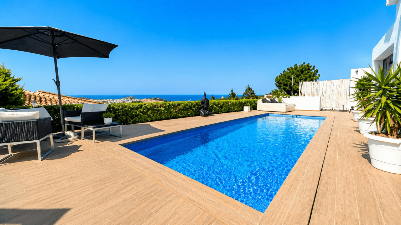 Moderne Villa im Ibiza-Stil mit unverbaubarem Meerblick – Ein Zuhause für höchste Ansprüche