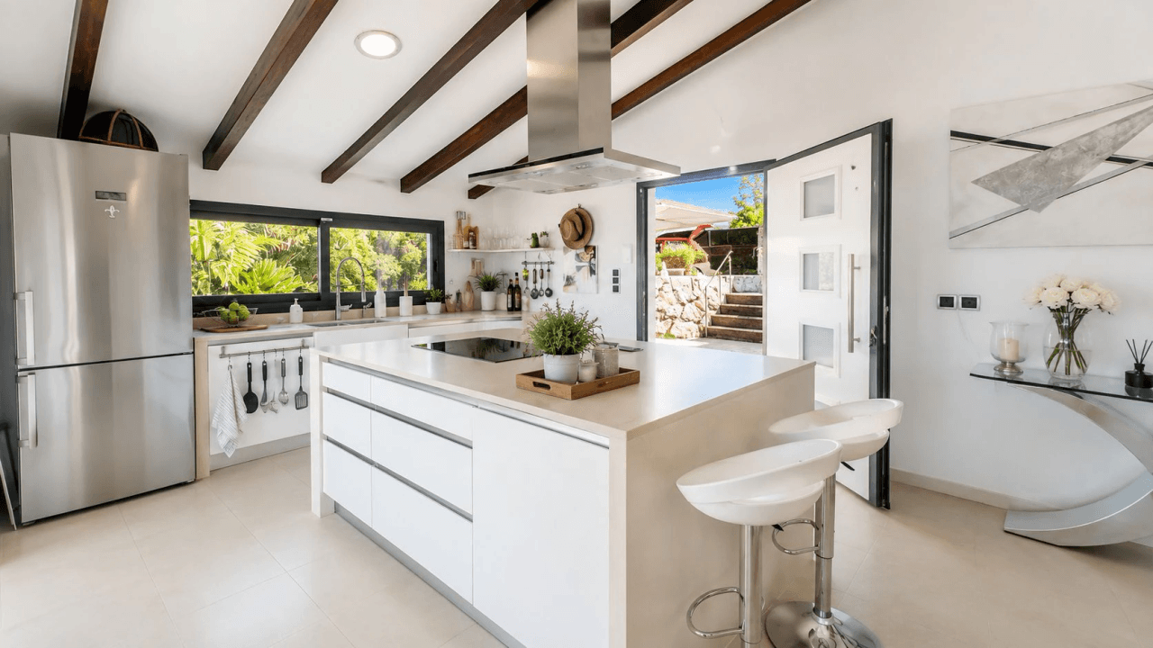 Moderne Villa im Ibiza-Stil mit unverbaubarem Meerblick – Ein Zuhause für höchste Ansprüche
