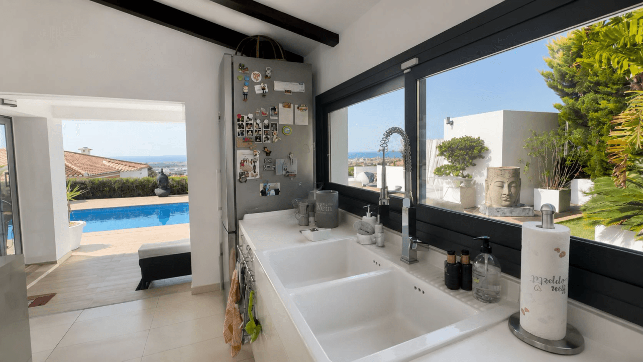 Moderne Villa im Ibiza-Stil mit unverbaubarem Meerblick – Ein Zuhause für höchste Ansprüche