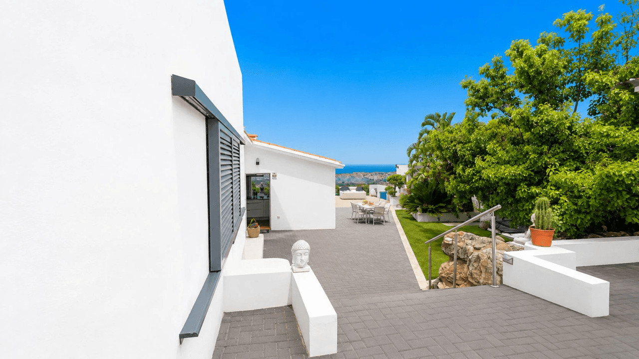 Moderne Villa im Ibiza-Stil mit unverbaubarem Meerblick – Ein Zuhause für höchste Ansprüche