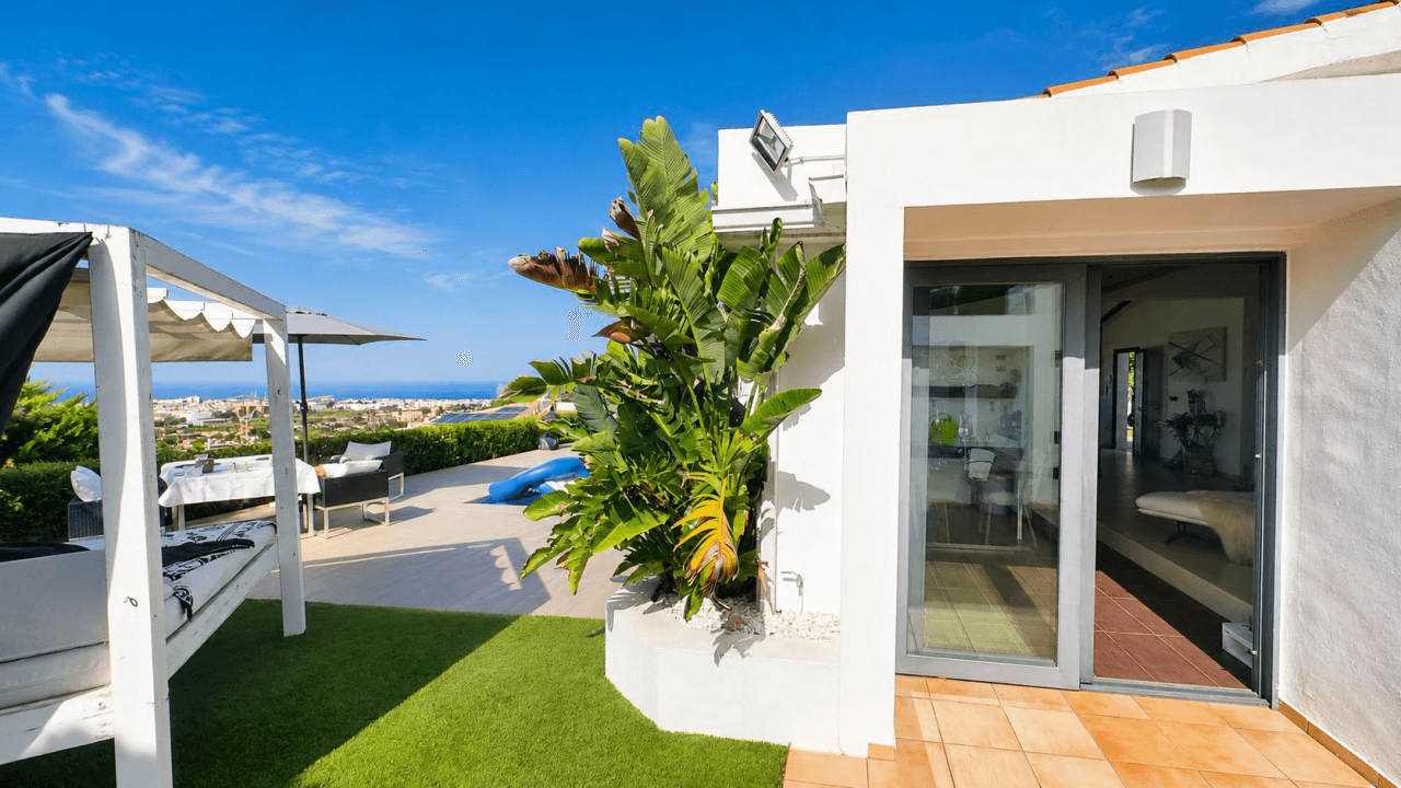 Moderne Villa im Ibiza-Stil mit unverbaubarem Meerblick – Ein Zuhause für höchste Ansprüche