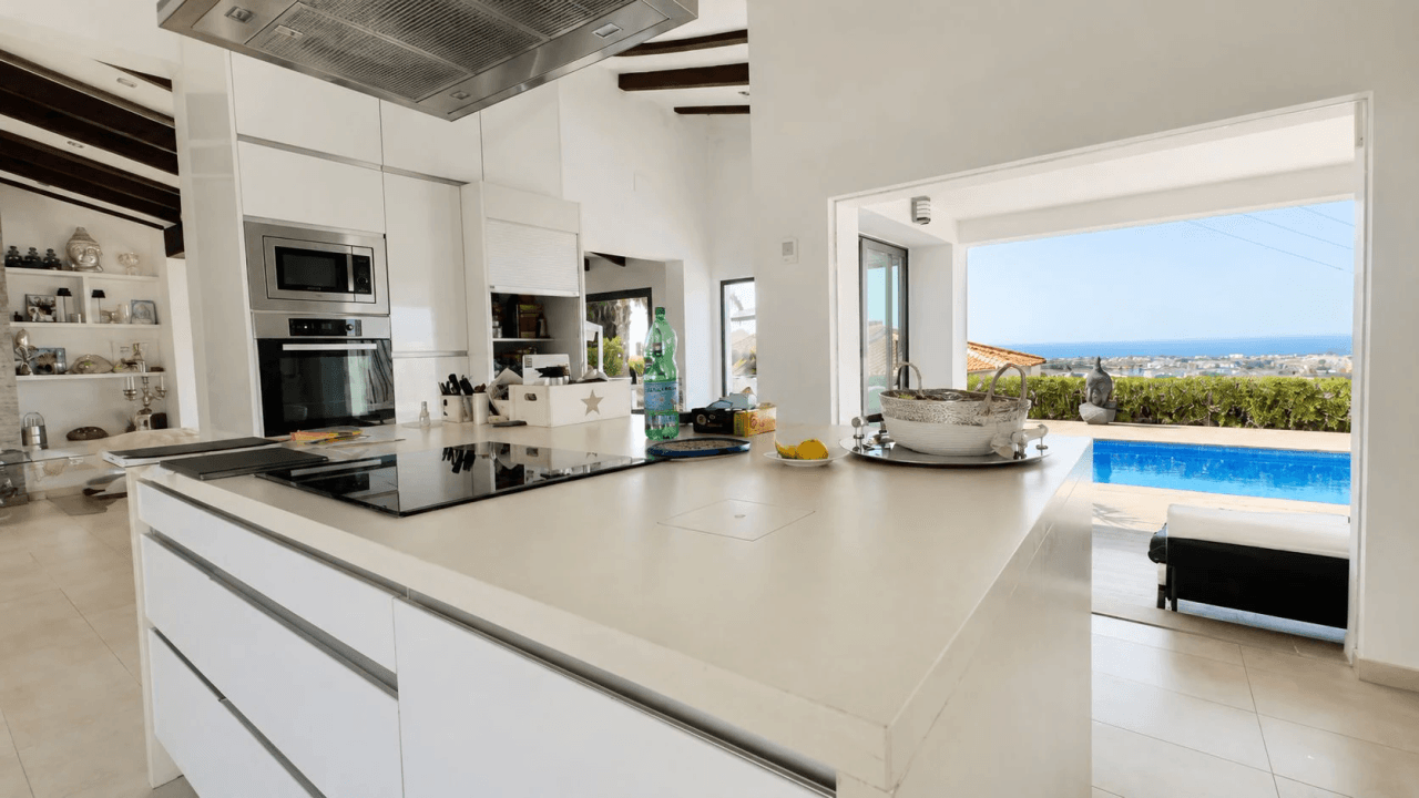 Moderne Villa im Ibiza-Stil mit unverbaubarem Meerblick – Ein Zuhause für höchste Ansprüche