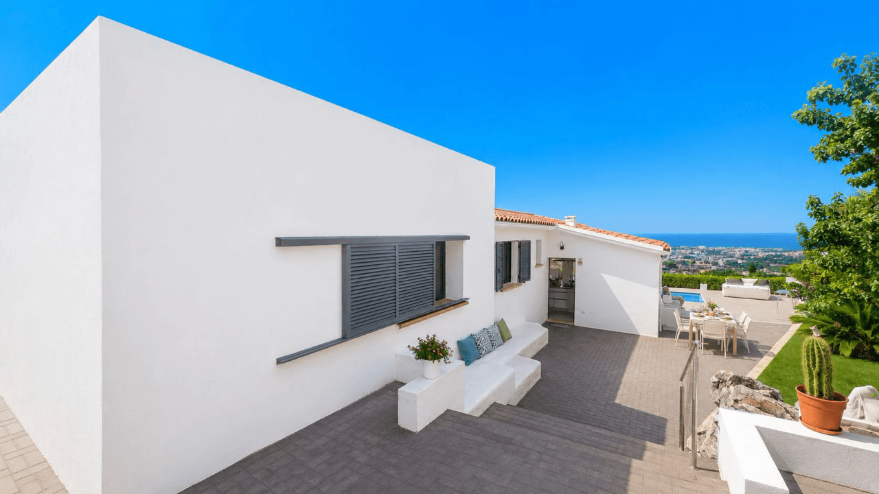 Moderne Villa im Ibiza-Stil mit unverbaubarem Meerblick – Ein Zuhause für höchste Ansprüche
