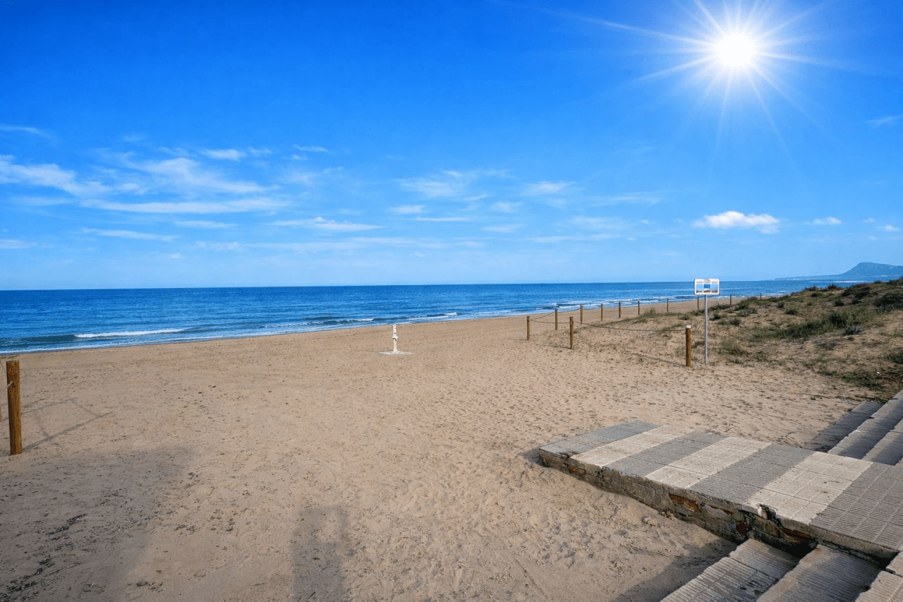 Strandnahe Wohnung mit zwei Sonnenterrassen und Garage in Oliva Playa