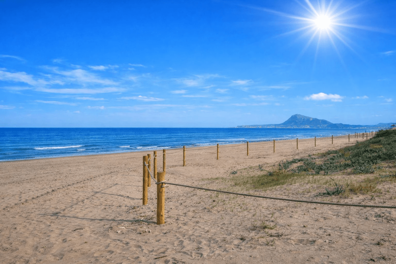 Strandnahe Wohnung mit zwei Sonnenterrassen und Garage in Oliva Playa