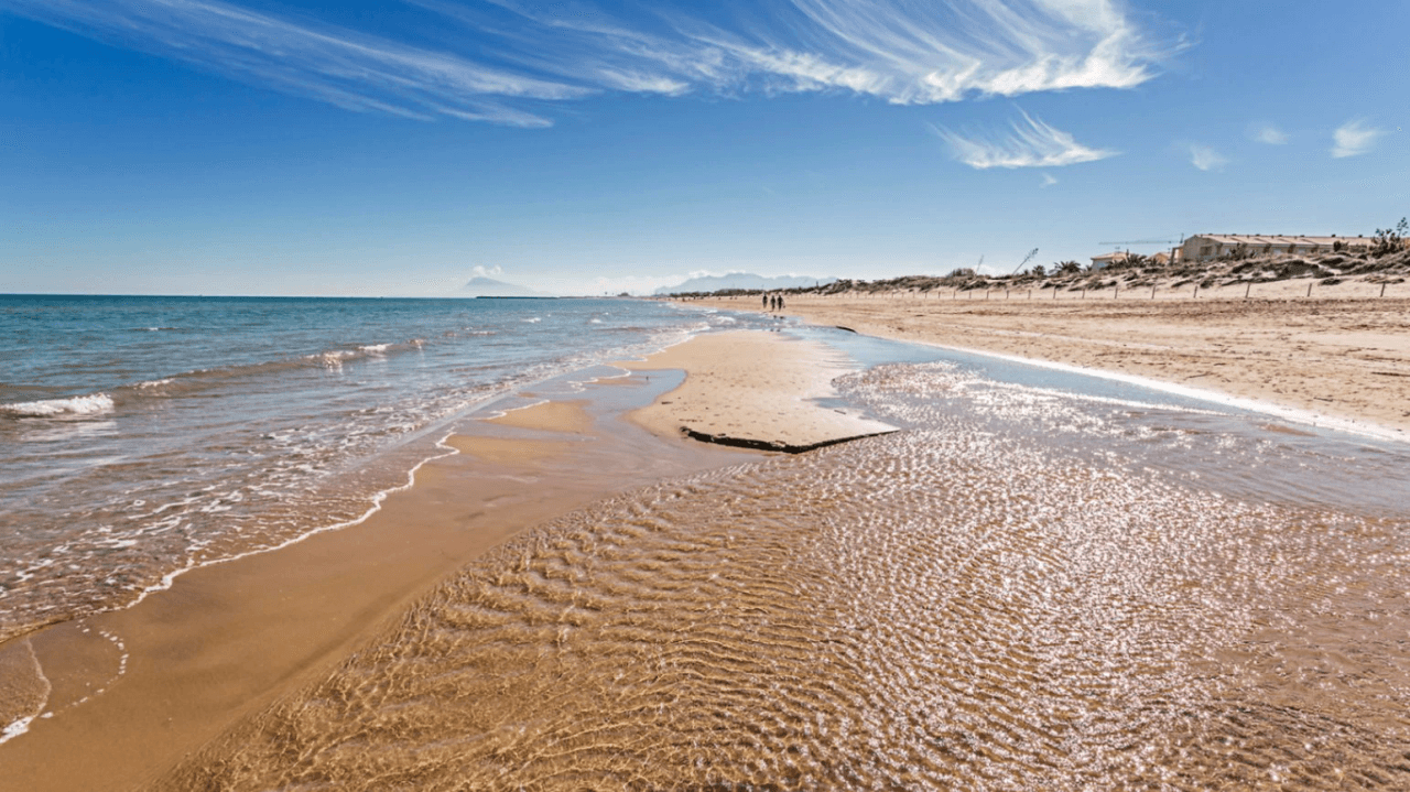 Strandnahe Wohnung mit zwei Sonnenterrassen und Garage in Oliva Playa