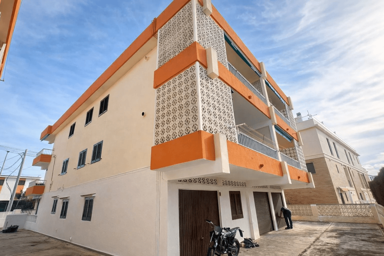 Strandnahe Wohnung mit zwei Sonnenterrassen und Garage in Oliva Playa